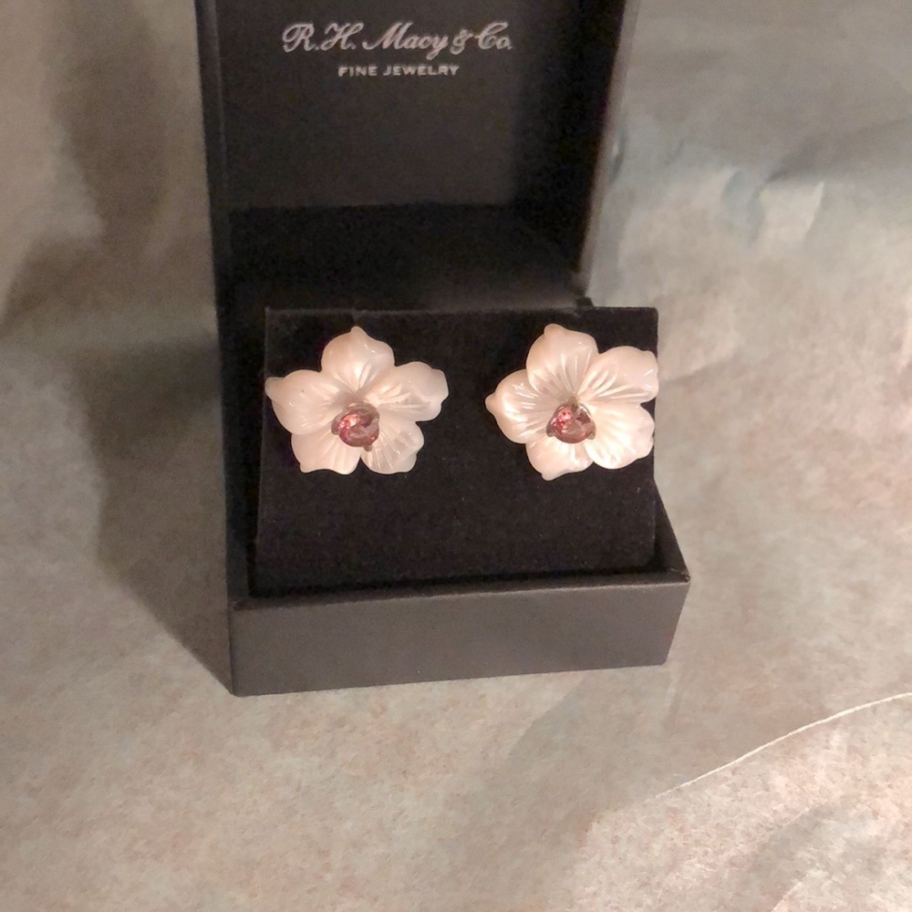 Stub Mother of pearl earrings